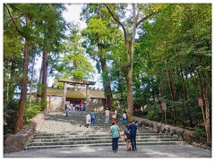 内宮
正宮　皇大神宮(こうたいじんぐう)
日本の最高神、天照大御神が祀られています。
なんと、約2000年前に鎮座されたとか(°0°*)