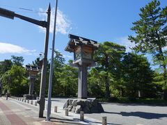 9:00 伊勢神宮外宮
伊勢市の中心部、高倉山の麓に鎮座する豊受大神宮は、衣食住、広く産業の守護神である豊受大御神をお祀りし、古くから内宮に対して外宮と並び称されています。
今から約1500年前、天照大御神のお食事を司る御饌都神として丹波国から現在の地にお迎えされました。内宮の御鎮座から約500年後のことです。以来、外宮御垣内の東北に位置する御饌殿では朝と夕の二度、天照大御神を始め相殿神及び別宮の神々に食事を供える日別朝夕大御饌祭が続けられています。