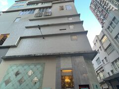 ベストウェスタン ホテル コーズウェイ ベイ (華麗精品酒店)
8331円。
香港らしい細長～いホテルです。
ground floorにもホテルマンがいますが、チェックインは3階に行け、とのこと。