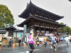 仁和寺ではお坊様の応援で励まされる&#12316;。