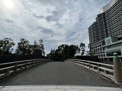 和田倉橋を渡って皇居内へ。
右手に見えるのが、今日の目的地のパレスホテル東京。