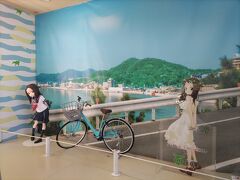 小豆島は「からかい上手の高木さん」という漫画の作者さんの出身地だそうで、アニメにはたくさん小豆島の風景が登場するそうです。
聖地巡礼の出発地点として、土庄港の高速艇乗り場の２階に高木さんがいました。