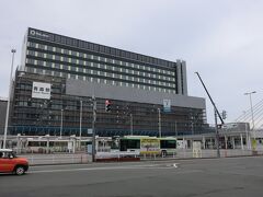 青森駅に到着。この新駅舎は5代目青森駅になるそうです。ずいぶん立派な施設です。