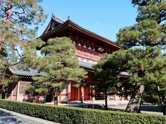 今宮神社を後に、すぐそばの大徳寺へ。冬の京都の旅でいくつかの塔頭が有料公開されていた。中の参道を南下して北大路通へ