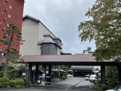 源泉の湯松乃井に到着。巨大な建物は圧巻でした。