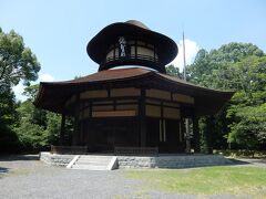 場内を散策。川崎克氏が建てた松尾芭蕉の生誕記念。芭蕉の出身地らしい。

場内には目玉の忍者博物館もありますが、なんかそんな気分じゃなかったのでお土産屋さんを覗いて城を出ました。