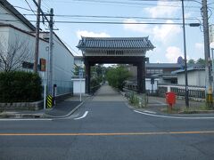 白鳳門を最後にチラ見して駅に戻ります。
隣の敷地の高校校舎もすごくおしゃれで必見です。