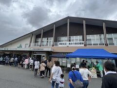 昼食の後、ＪＡ利根沼田 ＪＡ農産物直売所 食彩の森に立ち寄りました。この日はイベントをやっていて、虎屋の羊羹を無料配布していました。もちろんゲット！野菜も激安で翌日再び立ち寄って、白菜やキャベツを買いました。