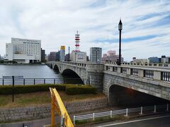 再びシェア自転車に乗り、信濃川に係る歴史ある橋「萬代橋」へ。
元々はこの2倍の長さがあったが、河岸の改良工事を行った結果半分の長さになった。