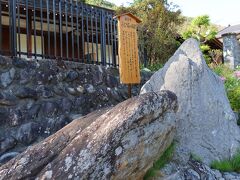 奈良井宿には5つの寺があり、一番北側にあるのが専念寺。夜毎うなりをあげていたと言われるうなり石があります