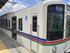 西武カラーの電車に乗ります。西武線は特急や準急、各駅停車が難しくて、何度か乗り換えました。