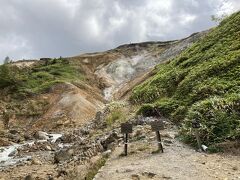 続いて空吹にやってきました。
万座温泉の源泉の一つです。
噴煙があがっています。