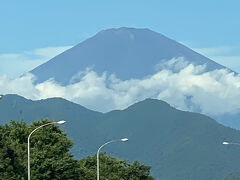 出発の朝、現地奈良の天気は曇り時々雨予報に心配しながらも、新東名を奈良へ車を走らせます。このあたりは、お天気が良く富士山も雲ひとつかかっておらず山肌の赤い土色が眩しかったです。
