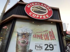 SPA後は、お向かいにあった
ベトナム国内で最大店舗数を誇る大人気コーヒーチェーン
「HIGHLANDS COFFEE（ハイランズコーヒー）」