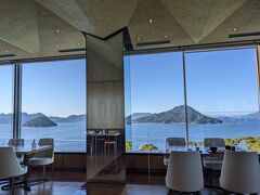 翌朝の朝食は23階のトップオブヒロシマでビュッフェ、瀬戸内海の眺めが素晴らしいです。