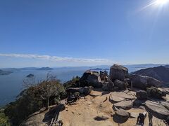 山頂に到着。展望台があり、山頂には休憩できるスペースがあります。