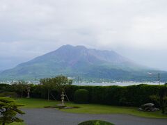 車で仙巌園まで移動します。仙巌園手前でやや渋滞していました。
桜島を望む絶景の庭園です。ちょうど雲がかからず桜島がきれいに見えました。
島津藩主が毎日この庭園を散歩してスケールの大きな構想を練っていた姿が思い浮かべつつ、雄大な桜島の眺めにしばし見とれていました。