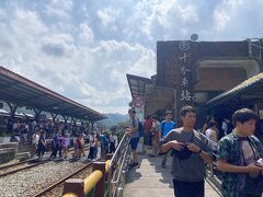 十份に到着。満員電車から降りた人たちでいっぱいの駅。