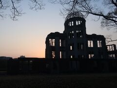 夕方に訪れた原爆ドーム。

広島空港16時10分と遅めの到着なので、1日目はほぼ移動で終えました。