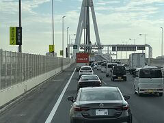 早朝自宅を出て空港連絡バスで羽田へ。定点観測の鶴見つばさ橋。朝の通勤渋滞で湾岸線はいつになく混雑。