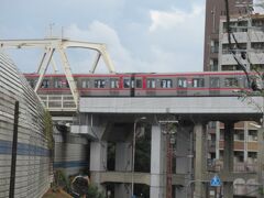 北大阪急行が陸橋を江坂駅へと進んでいきました