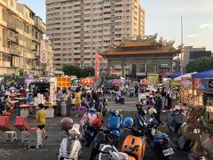 開&#28467;聖王夜市

金門島では夜市が無かったので夜市回りをしたかった。
こちらは地元密着の夜市
店舗もたくさんある