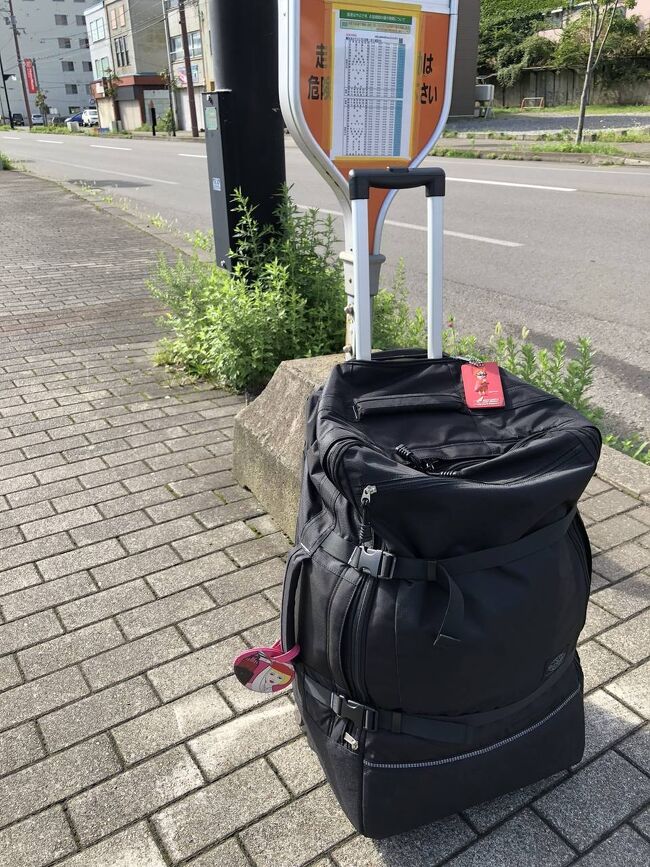 9月13日（水）<br /><br />空港行きのバスを待つ。<br />さあ、2023年夏休みの始まりだよ。<br /><br />家を出るとき、パスポートとiPhoneと現金3回指さし確認した。<br />火の元と洗濯機の給水栓も3回指さし確認した。<br />インドネシアのe-tax登録済み。<br />飛行機のWebチェックイン完了。<br />大丈夫。<br />たぶん。