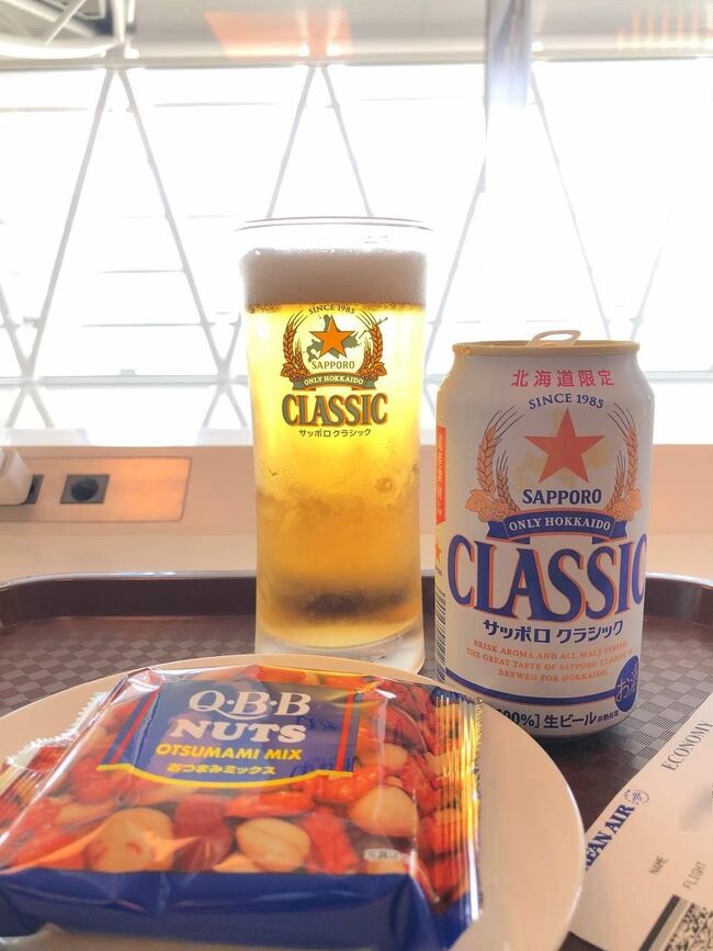 3年8か月ぶりの国際線ターミナル。<br />いつものように早めに出国。<br />出国手続き自動になったんだねえ。<br /><br />って、ここまで書いて嫌な予感がして調べてみたら、前回（2019～2020年末年始）既に自動化なってるし。<br />パスポート見てみたらスタンプ確かに押されてないし。<br />この分だと次回海外行って帰ってきたときも「出国手続き自動になったんだねえ」って書いちゃうかもね（達観）<br /><br />生ビールとソーセージで「出発前の儀式」するの楽しみにしてたワゴンカフェ開いてないし、食堂街はなんか寂れた感満載だしで、カードラウンジで儀式を執り行うこととする。<br />広いラウンジ貸切り。（途中でもう1組来た）<br />生じゃないけどサッポロクラシックうまし。<br />グラスも冷え冷えです。<br />おつまみ付き440円。<br />推せる。