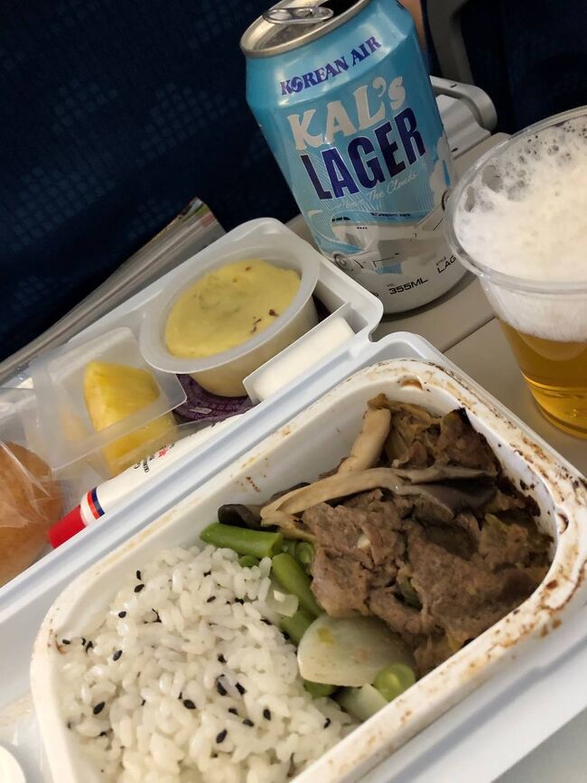 CAさんにリクエストしてGET<br />LAGERだけどALEっぽい味わいも感じられるかな。<br />おいしいです。<br /><br />新千歳→仁川の機内食は選択なし1種類に変わってた。<br />短時間だし効率化のために仕方ないかな。<br />プルコギ（牛肉）は残念ながら苦手だけど、ゴマの混ざった熱々ご飯（好き）は健在。<br /><br />仁川空港での乗り継ぎはまたも45分。<br />今まで置いてかれたことはないけど、これかなりストレスになるんだよね。<br />セキュリティチェックが長蛇の列で、途中で「ああ、もう、こりゃあかん」思って、スタッフにアピールして列すっとばして通してもらった。<br />搭乗口がまた遠い遠い。仁川空港広いからね。<br />なんとかならんか45分。