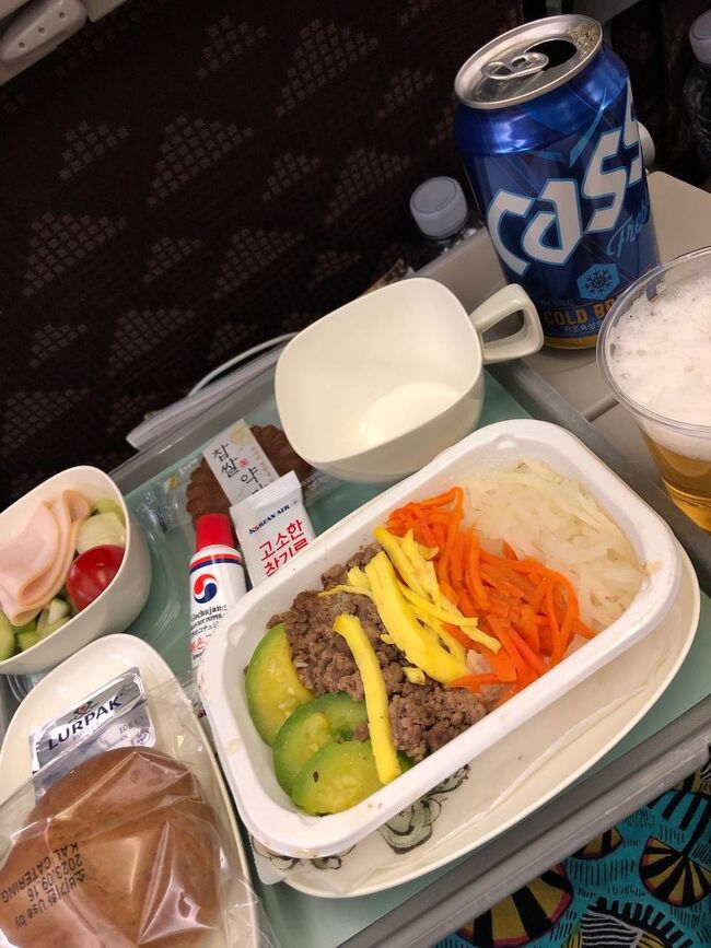 仁川→デンパサールの機内食は2種類からの選択。<br />これはビビンバ。<br />もう1種類なんだったっけ？忘れた。<br /><br />コリアンビアPlzしたらCASSくれた。<br />ちゃんとKAL'S LAGERって言えば良かった。<br />でも食事しながら飲むにはCASSもいいよね。