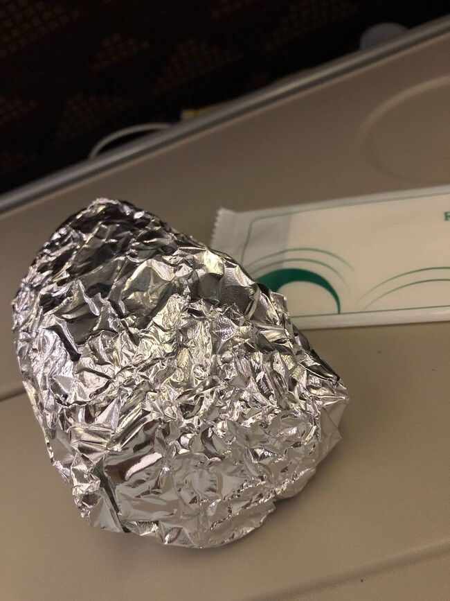 到着前に夜食が配られるのは以前と同じ。<br />時間遅いからたいてい断るんだけど、この、アルミ箔のかたまりの迫力に、つい手に取ってしまった。<br />中身は熱々チーズハムサンド。<br />おいしゅうございました。<br />夜中に食べるもんじゃないよねとは思ったけど。