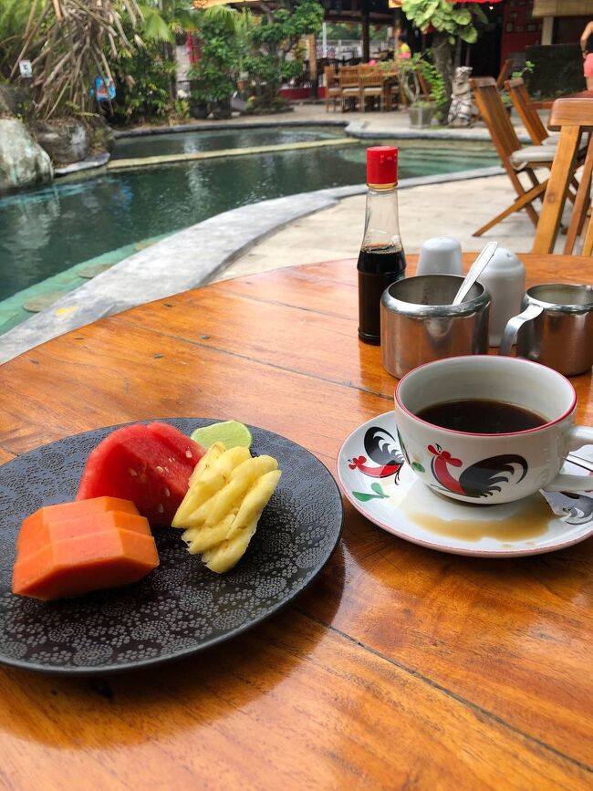 朝食は、基本向こうに見えてる、通りに面したレストランで。<br />プールサイドにもいくつかテーブルがあって、そこに運んでもくれる。<br /><br />みんな大好きニワトリ丼柄。<br />コーヒーカップもあるんだね。<br /><br />そしてコーヒーが結構こぼれた状態で給仕された。<br />バリ島あるある。