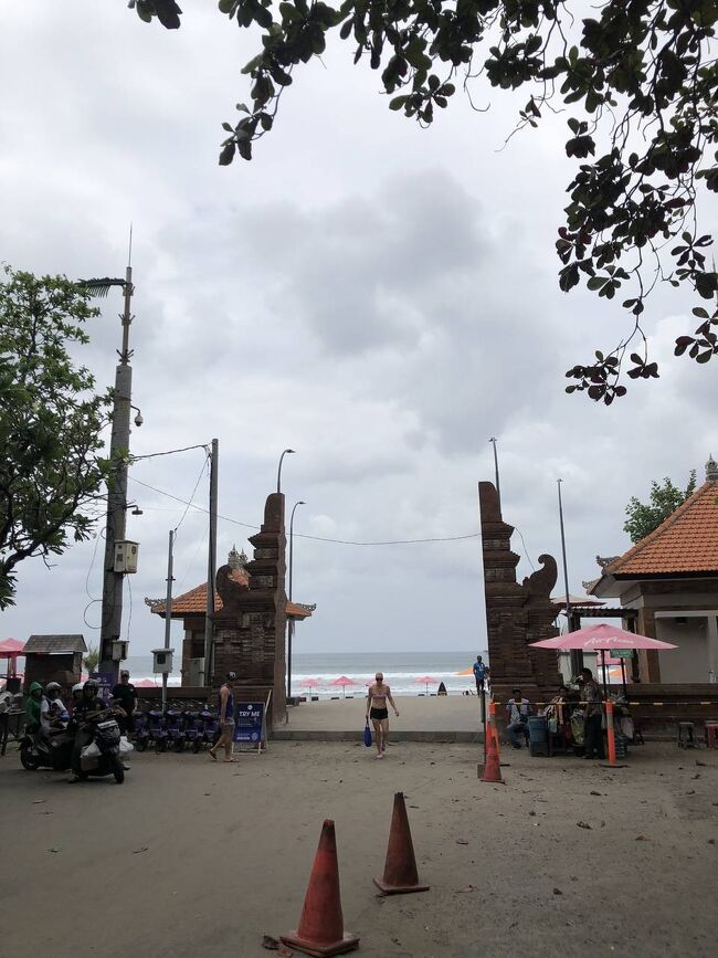 腹ごなしにビーチをぷらぷら散歩。<br /><br />そういえば。<br />私ずっとレギャンに泊まるって言いふらしてだけど、どうやらここはスミニャックらしい。<br />クタとレギャンとスミニャック、どこで変わるかわかってない南部音痴・・・