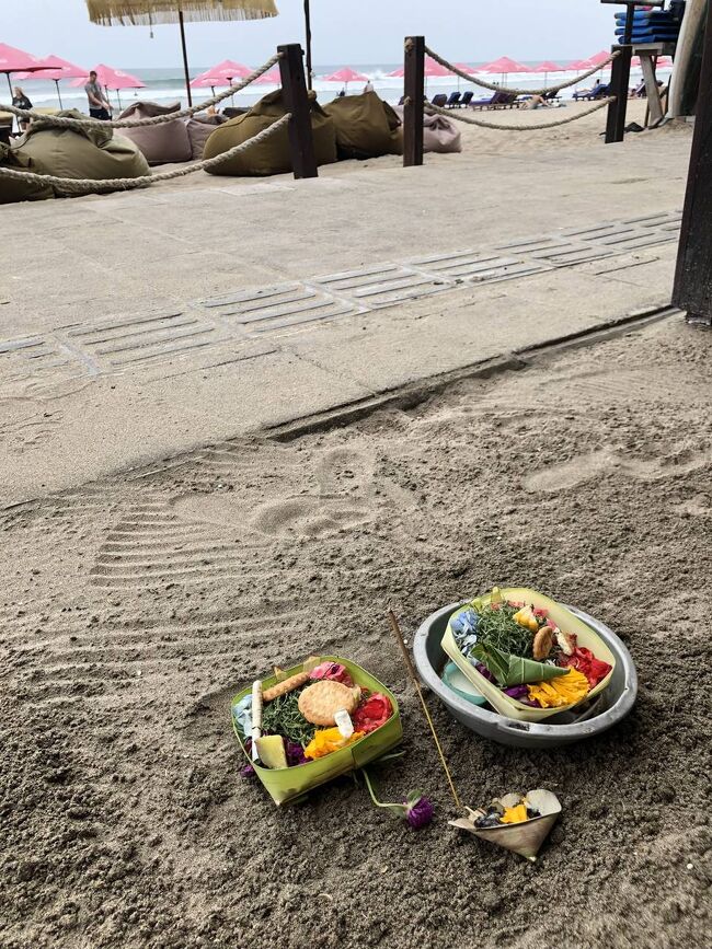 パラソルが並ぶビーチにもお供え。<br />バリだねえ。<br /><br />ビーチ沿いをそぞろ歩いて、Double Six Beachのあたりで内陸に入った。<br />ビンタンスーパーマーケットを覗いてみようかなと思って。