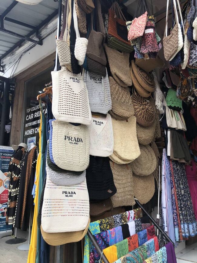 最近はPRADAが流行ってるらしいｗ<br />あちこちのお店で目立つところに置かれてた。<br /><br />ビンタンスーパーマーケットでお土産物など色々購入。