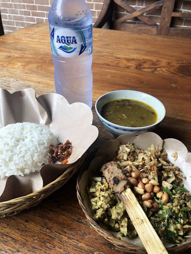 ここはアヒル（かな？）のラワール食堂。<br />おいしい～。<br />女将さん（だと思う）優しい。<br />アクア1本付けてRp30,000ちょっとだったかな。<br /><br />しかし朝のブブールテンコ盛りでお腹空いてないのに、<br />さらにこれで腹パン。<br />初日から飛ばしてます。<br />明日から気をつけます。