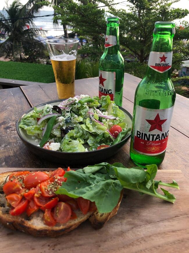 お腹空いてないし（そりゃそうだ）野菜食べたい～って私が選んだサラダは「こういうのは虫の食べもの～～～」とのことでMymさんに不評。<br />私、夏場は自宅でもこんなんばっか食べてるな。そうか虫だったのか私ｗ<br />