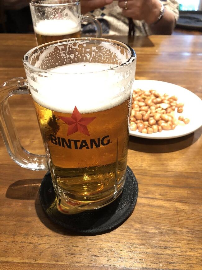 ちょっと残念なサンセットを見届けて、生ビールを求めてさらに歩く歩く。<br />13年ぶりのMama's へ。<br /><br />そういえば。<br />私この辺り（スミニャックとかレギャンとか）に泊まるのは初めてって言いふらしてたけど、13年前1泊だけMymさんが泊まってる部屋に居候したので、厳密に言えば初ではないね。