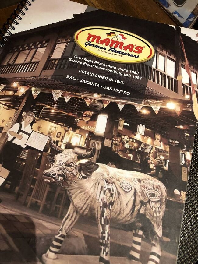 帰るときに店前のこの牛さん写真撮ろっと。<br />とか思ってたのに、もちろん丸っと忘れ。<br />写真は飲む前に撮れ。<br /><br />あーいっぱい歩いていっぱい飲んだねー。<br />お互い少し歳取ったけど、13年前と同じお店で一緒に元気に生ビール飲めること、ありがたいねー。<br /><br />さて帰ろうとご機嫌でバイクタクシー呼んだら、安心して乗っていられる安全運転のいい兄ちゃんで、ますますご機嫌になった酔っ払い、降りるとき料金Rp22,000のところRp50,000札渡して「お釣り取っといて」とか言っちゃって、アホだな。<br />そこはせめて「お釣りRp20,000ちょうだい」でしょ、チップあげるにしても。<br />まいっか。兄ちゃんおいしい夜食食べれたかな。<br /><br />おやすみー。