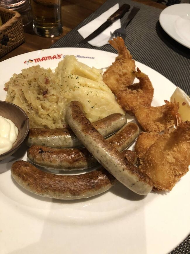 ソーセージとエビふりゃー盛り、こんなメニューはありません。<br />テーブルちっちゃいから勝手に一緒にした。