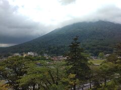 お天気が少し残念ですが・・・
男体山と中禅寺湖が目の前です！
