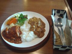 カレーとミニハンバーグのランチプレート（1500円）を注文。
カレーはちょうど良い辛さで、ハンバーグはトマトの酸味を感じるソース。どちらも美味しいけれど、強いて言うならハンバーグが好みでした。見た目は量が少なそうですが、適度な満腹感で女性にちょうど良い量でした。