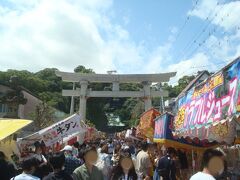 黒船祭開催の日曜日でしたので、下田市民文化会館北側にある下田八幡神社参道はかなりの人混みです。
