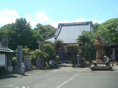 下田八幡神社のすぐ隣にある宝福寺です。宝福寺でも飲食している人が何組かいました。