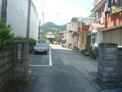 稲田寺の入口です。稲田寺と書かれていなければ、奥にある山門に気付かないと思います。