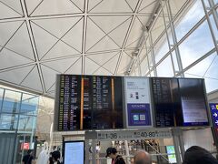 14:00発香港エクスプレスUO650便成田行きに乗ります。
カウンターもイミグレも空いてました。