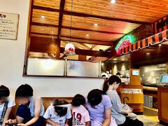 えーー！！1人！？
それは行こう！と言って行ってみました。
が・・・働きマンがついた時は３５分待ち。・・・
まあ、３５分ならと思っていましたが、結局待った時間は５５分。
１７：２５には着いていたんですよ？（笑）どんだけ人気やねん。（笑）