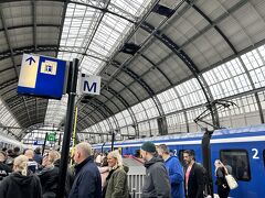 到着しました。多くの方々がおります。さすが中央駅。
ドーム上のこの屋根が、世界の車窓から感満載。わくわく。