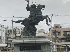 帰りはバスで分倍河原駅へ
駅前の新田義貞像、そう言えば、分倍河原は古戦場だった。ここで、新田に北条は負けて、鎌倉まで攻められるんだった。