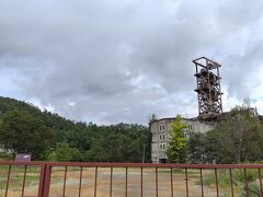 どうやら、炭鉱の跡のようです。
今も企業の土地の様で、近くまでは行けずでしたが
遠くから眺めていても迫力のある建物と、「奔別」の大きな文字が確認できました！

この寄り道が、後に大きな影響をもたらすとは、、



車に戻り、旭岳ロープウェーに向けて再出発です。
道案内が悪かったのか、ずっと何もない道を走ります(笑)

やっと見えてきた旭岳ですが、山の中腹に何やら白いものが見えます。
「え？雪残ってるの？」
「湯気じゃない？温泉かな？」
と友人と話していました。

そんなこんなで、ようやく旭岳ロープウェー 山麓駅に到着です。

ロープウェー乗場は、団体旅行のおじさま・おばさま達、中国人団体、ガチ登山装備のお兄さんなど、平日とは思えない混雑ぶり！
駐車場スタッフの方のお話だと、さらに混雑が予想されるとか！

山麓の売店を軽くチェックし、お手洗いを済ませてロープウェーに乗ります。
ロープウェーからは、標高が上がるにつれて様子の変わる植物たちを観察することができました！
9月末ですが、本当に若干の紅葉が始まっていて、秋の気分も味わえました。


ロープウェーが姿見駅に到着すると、ガイドさんが待ち構えていて、散策路の説明をしてくださいました。
散策路の途中は旭岳登山路に繋がっていて、装備不十分では危険なので立ち入らないようにという注意事項と、
保全活動のための協力金の説明がありました。
協力金は任意ですが、金額にかかわらず寄付すると、かわいいポストカードがもらえるのと、登山用ストックを借りることができます！
私と友人も少額ですが寄付をして、ヒグマのイラストのポストカードをいただきました?
1,000円以上の寄付で、高山植物のポスターがもらえるようでしたが、こちらは遠慮しました…


駅を出ると、眼前には高山植物の鮮やかな景色と、池を見ることができます。
この散策路には複数の池があり、それをめぐる形でぐるっと一周して駅に帰ってくることができるようです。